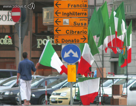 Un venditore di bandiere dell'Italia in piazza Statuto