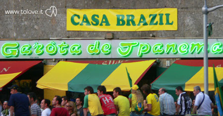Tifosi del brasile in piazza Rivoli