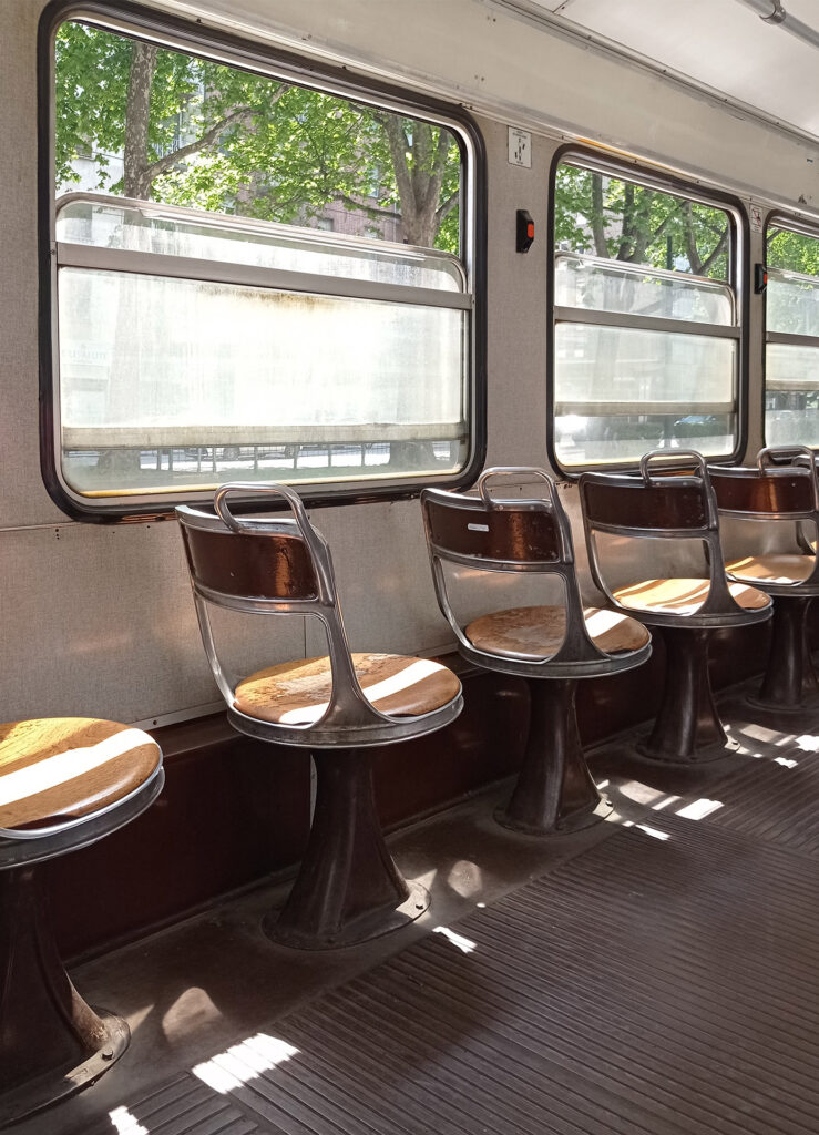 Gli interni di un vecchio tram della Linea 16
