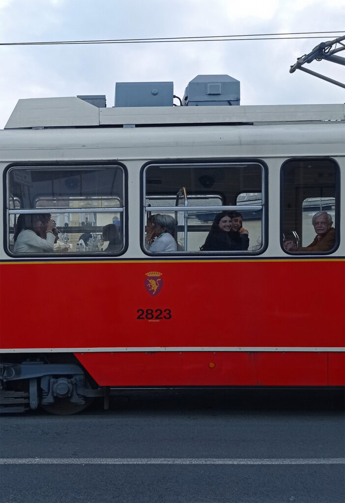 Mangiare sul tram: il Gustotram
