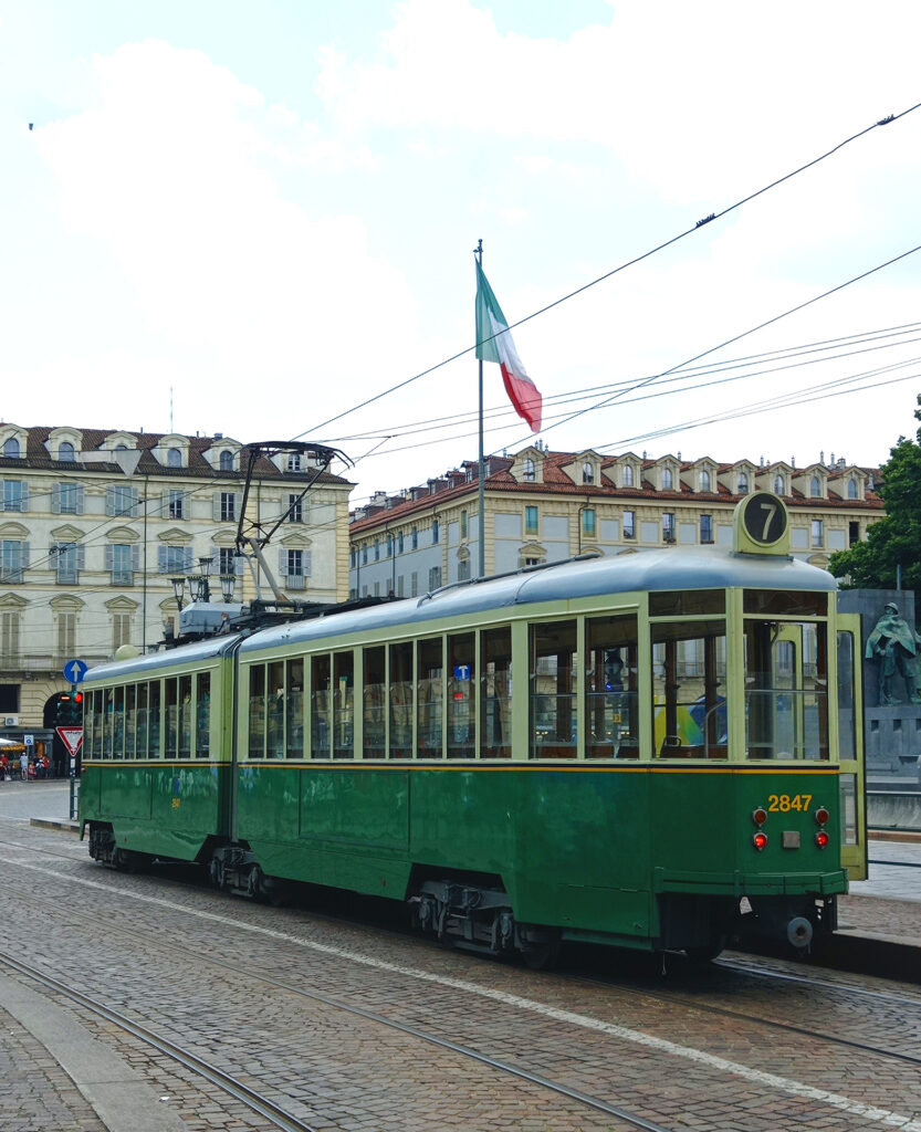 Il tram storico numero 7 in piazza Castello a Torino